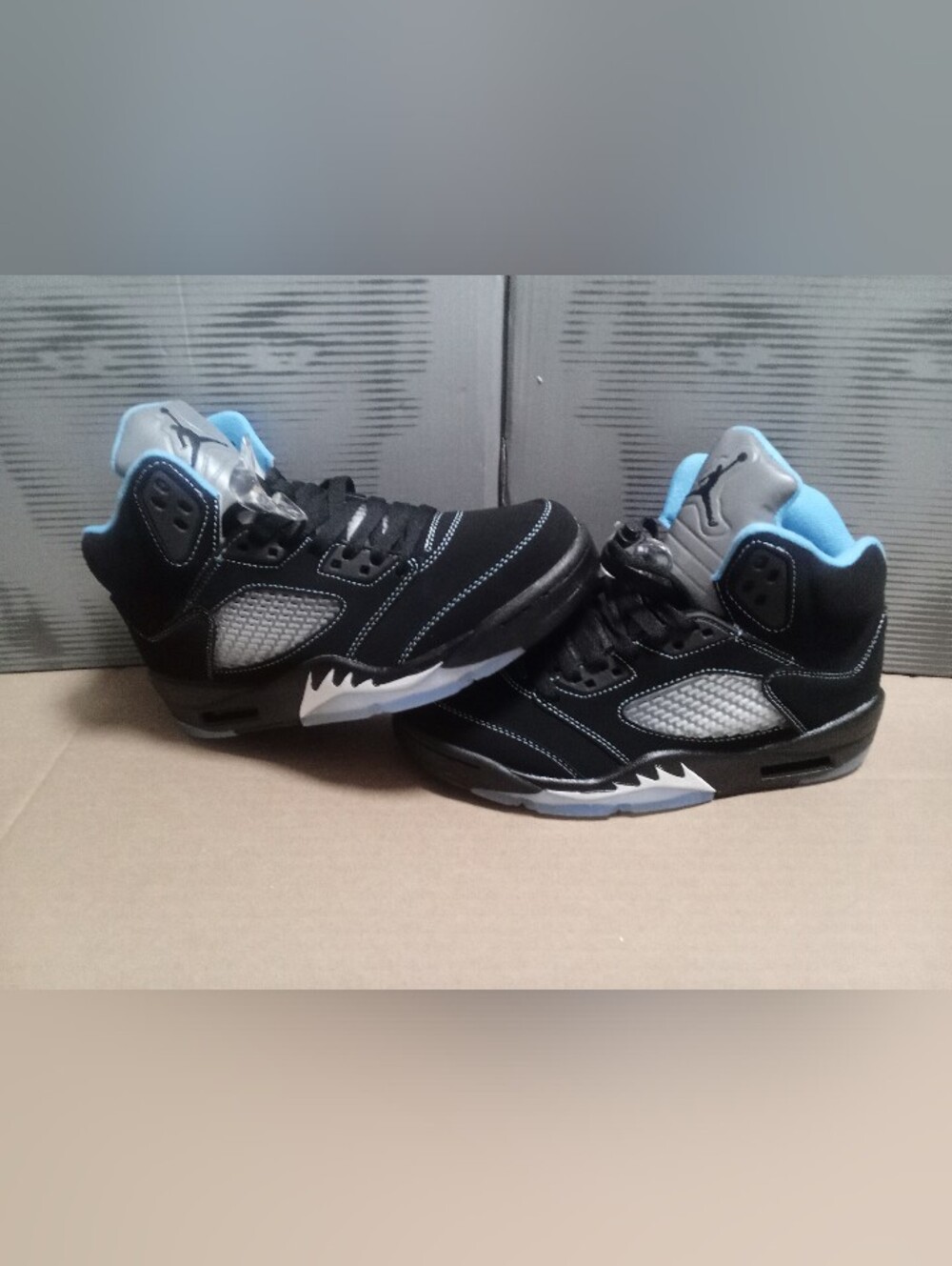 Retro 5 Men's Black and Light Blue Athletic Sneakers - Classic Street Style